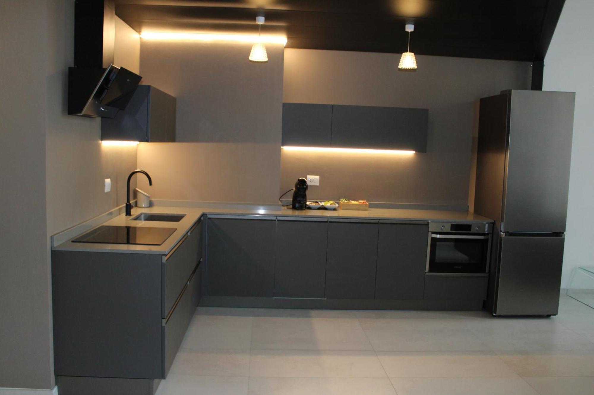Apartment Space Loft - Close To M5 Subway - Free Parking - Sky & Netflix Tv Mailand